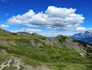 nuvole, verde, cielo, montagne, azzurro, erba, panorama, montagna, bianco, cime, vegetazione, paesaggio, prato, prati, rocce, blu