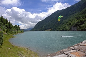 lago, alberi, nuvole, acqua, cielo, montagna, verde, parapendio, vela, azzurro, montagne, sport, rocce, scia, bosco