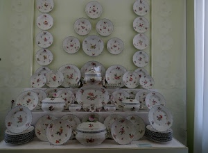 piatti, zuppiera, bianco, ceramica, servizio, esposizione, vetrina, fiori, piattini, porcellana, tavolo, vassoio, collezione, mostra, appesi