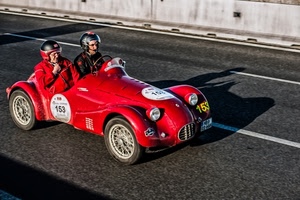 strada, ruote, rosso, auto, automobile, due, corsa, persone, caschi, rossa, numeri, epoca, fanali, sportiva, uomini, pilota, gara, raggi, piloti