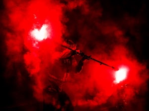 rosso, fuoco, fumo, asta, fiamme, nero, artista, uomo, bianco, luci, persona, spettacolo, giocoliere, bastone, braccia, mani