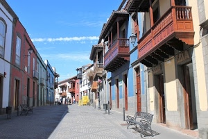 via, strada, balconi, porte, cielo, finestre, panchina, case, panchine, colori, nuvole, ombra, prospettiva, azzurro, celeste, lampioni, legno, persone