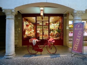 bicicletta, negozio, vetrina, cioccolato, insegna, rosso, colonne, portico, colonna, luci