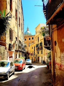 strada, cupola, finestre, case, balconi, automobili, auto, piante, via, macchine, azzurro, cielo, terrazzi, rosso, chiesa, porte, scorcio, palazzi, città, insegna, vicolo, tombino, ringhiera, condizionatori, vasi