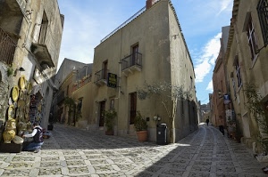 case, finestre, balconi, vicoli, cielo, piante, strade, ceramiche, porte, bivio, negozi, negozio, strada, angolo, azzurro, vicolo, vasi, ceramica