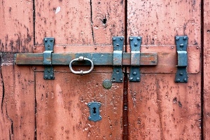 serratura, porta, legno, ferro, maniglia, anello, portone, chiavistello, catenaccio, buco, ruggine, assi, metallo, sbarra
