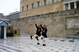 soldati, fucili, guardie, palazzo, rosso, grecia, nero, colonne, bianco, uniformi, divisa, divise, due, braccia, piazza, marcia, saluto, armi, passo, guardia, finestre