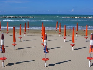 ombrelloni, mare, spiaggia, sabbia, onde, ombre, chiusi, acqua, cielo, rosso, azzurro, frangiflutti, scogli, file, arancione, blu
