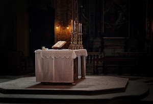 altare, leggio, luci, candelabri, candele, chiesa, libro, messale, pizzo, bianco, tovaglie, tovaglia, ceri, ampolle, balaustra, fiamme, nero, colonne, candelieri, segnalibro, pedana