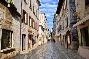 cielo, strada, nuvole, finestre, porte, case, negozi, via, persone, città, insegne, lampione, azzurro, vetrine, tende, prospettiva, lampioni, vicolo