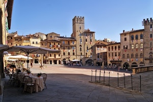 piazza, torre, finestre, tavolini, sedie, case, ombrelloni, cielo, balaustra, palazzi, tavoli, merli, bandiere, toscana, torri, scorcio, archi, arezzo, paesaggio, ombrellone, persone