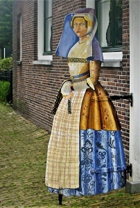 donna, grembiule, finestre, casa, sagoma, mattoni, costume, manichino, copricapo, insegna, alberi, verde, muro, vestito, cuffia, azzurro, abito, giallo, finestra