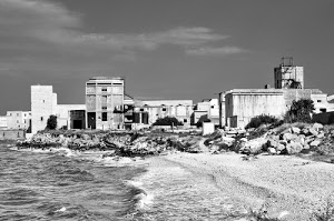 mare, spiaggia, bianconero, cielo, case, scogli, onde, palazzi, nuvole, sassi, pietre, acqua, edifici, onda
