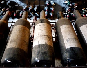 bottiglie, polvere, cantina, vino, etichette, vetro, tappi, passato, invecchiato, vintage