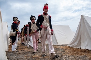 tende, soldati, cappelli, bianco, divise, rosso, costumi, uniformi, cielo, scarpe, militari, accampamento, fila, nuvole, uniforme, blu, elmi, bianche