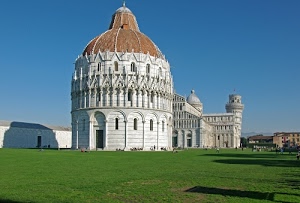 prato, battistero, torre, erba, cielo, pisa, verde, chiesa, cupola, colonne, duomo, cattedrale, archi, miracoli, finestre, piazza, azzurro, campo, ombre