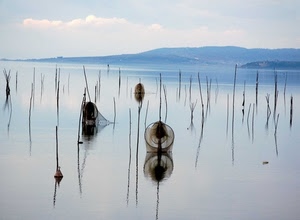 reti, mare, acqua, pali, lago, riflessi, montagne, nuvole, canne, paesaggio, pesca, monti, nasse, riflesso
