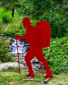 rosso, verde, sagoma, alberi, zaino, erba, foglie, acqua, ruscello, escursionista, cappello, piante, cespugli, torrente, bosco, alpinista, montagna, bastoni