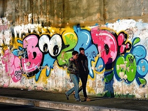 muro, colori, coppia, murales, marciapiede, graffiti, verde, azzurro, murale, graffito, rosa, persone, disegni, passanti, bianco, camminare, scritte, due, ombra
