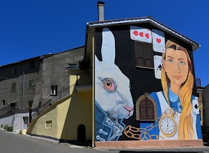 coniglio, orologio, alice, carte, murales, casa, finestre, case, murale, cielo, cuori, azzurro, ringhiera, rosso, comignolo, fiabe, muro, ragazza, fiaba, bianconiglio, parete