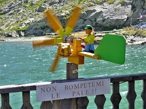 pale, rocce, balaustra, verde, acqua, giallo, ringhiera, mare, omino, scritta, lago, cartello, legno, vento, segnavento, elica, fiume