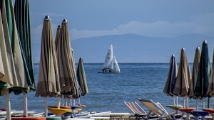 ombrelloni, mare, vela, barca, sdraio, spiaggia, cielo, azzurro, chiusi, verde, acqua, vele, giallo, barche, sdrai