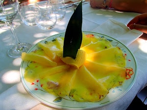 piatto, bicchieri, giallo, cibo, vetro, tovaglia, tavola, ananas, bianco, nero, gelato, tovagliolo, dolce, foglia, decorazioni, dessert, calici