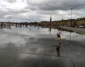 piazza, campanile, bambina, riflesso, nuvole, riflessi, acqua, case, persone, correre, grigio, città, cielo, corsa, pozzanghera, ragazza, lampione, maltempo, pioggia
