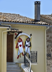 ringhiera, picche, tetto, porta, casa, scala, comignolo, cuori, tegole, lance, carte, gradini, murales, camino, tetti, cuore, assi, scalini, muro, grondaia, coppi, case, insegna