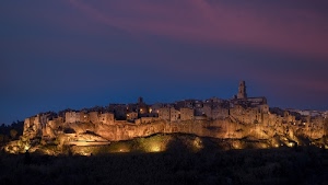 luci, case, cielo, notturno, campanile, blu, panorama, notte, torre, borgo, tramonto, nuvole, paese, paesaggio, rocce, chiesa, toscana, finestre, rosa