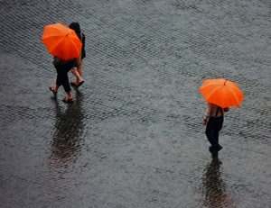 ombrelli, arancione, pioggia, riflessi, tre, due, persone, passanti, strada, acqua, bagnato, riflesso