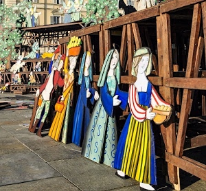 sagome, legno, donne, giallo, presepe, colori, costumi, azzurro, impalcature, verde, angeli, luzzati, natale, marrone, figure, cesti, personaggi, doni, blu