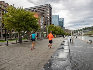 palazzi, strada, lampioni, città, arancione, alberi, albero, ponte, case, finestre, persone, lungofiume, corsa, marciapiedi, cielo, viale, correre, panchina, fiume, passeggiata, sport