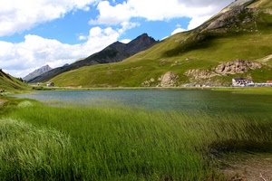 nuvole, lago, montagne, erba, verde, acqua, cielo, montagna, strada, prato, panorama, azzurro, bianco
