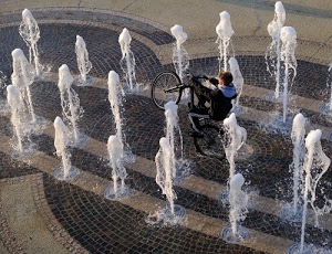 ragazzo, bicicletta, fontana, acqua, zampilli, getti, fontane, ruote, sampietrini, bambino, spruzzi, bici, piazza, impennata, pavimento, schiuma