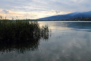 nuvole, lago, acqua, canne, cielo, montagne, canneto, paesaggio, blu, riflessi, riflesso