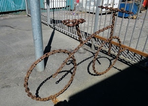 bicicletta, ruote, palo, catena, cancello, ferro, catene, ombre, bici, ruggine, manubrio, ombra, cancellata, marrone, metallo