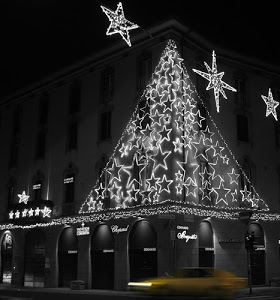 stelle, natale, luci, albero, luminarie, notte, natalizio, archi, vetrine, triangolo, bianconero, auto, automobile, palazzo, buio, notturno
