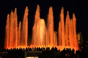 acqua, fontana, notturno, notte, getti, rosso, luci, arancio, persone, colori