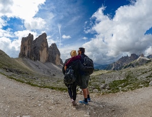 nuvole, montagna, cime, cielo, zaini, coppia, rocce, tre, sassi, donna, uomo, pietre, azzurro, due, montagne, dolomiti, persone, abbraccio, bianco, escursionisti, roccia, panorama, lavaredo