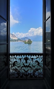 lago, nuvole, cielo, montagne, isola, acqua, finestra, ringhiera, balcone, ferro, azzurro, vetri, porta, affaccio, cornice, porte, case, riflesso, riflessi, panorama, mare, inferriata, vista, isolotto