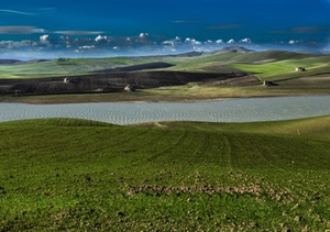 verde, nuvole, panorama, campi, fiume, acqua, colline, erba, prati, campagna, paesaggio, lago, cielo