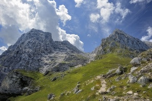 nuvole, cielo, erba, verde, rocce, montagne, azzurro, montagna, roccia, paesaggio, prato, prati, panorama, vette