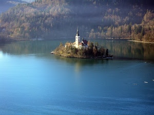 isola, campanile, lago, acqua, alberi, chiesa, azzurro, montagne, verde, boschi, case, riflesso, riflessi, blu, bosco, panorama, paesaggio, isolotto