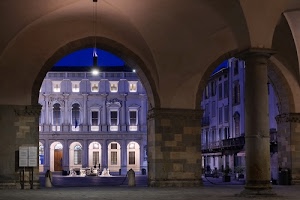 archi, finestre, colonne, portico, notte, fontana, piazza, portici, porte, luci, balconi, notturno, colonna, porticato, piante, blu, arco, vasi, edificio