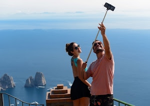 selfie, mare, scogli, asta, coppia, azzurro, acqua, ragazzi, faraglioni, ragazza, cellulare, sorrisi, ringhiera, smartphone, occhiali, fotografi, rocce, ragazzo, capri, panorama, foto, sorriso, persone
