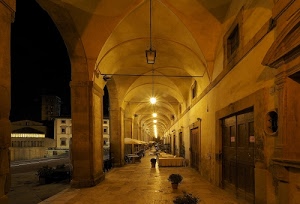 colonne, luci, archi, lampioni, portici, portico, ombrelloni, strada, notturno, notte, lampade, porte, porticato, tavoli, portoni, finestre, vasi, pilastri, case, sedie, arco, tavolini, corridoio