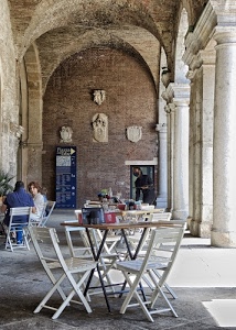 colonne, sedie, portico, tavolini, bar, archi, tavoli, persone, porticato, capitelli, cameriere, ombre, fregi, caffè, stemmi