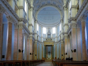 colonne, chiesa, abside, altare, finestre, crocifisso, navata, croce, banchi, cupola, persone, panche, pilastri, capitelli, centrale, interno, religione
