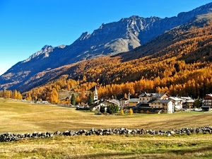 alberi, campanile, case, paese, montagna, autunno, cielo, montagne, prato, verde, pietre, chiesa, bosco, erba, marrone, paesaggio, borgo, tetti, prati, muretto, giallo, panorama